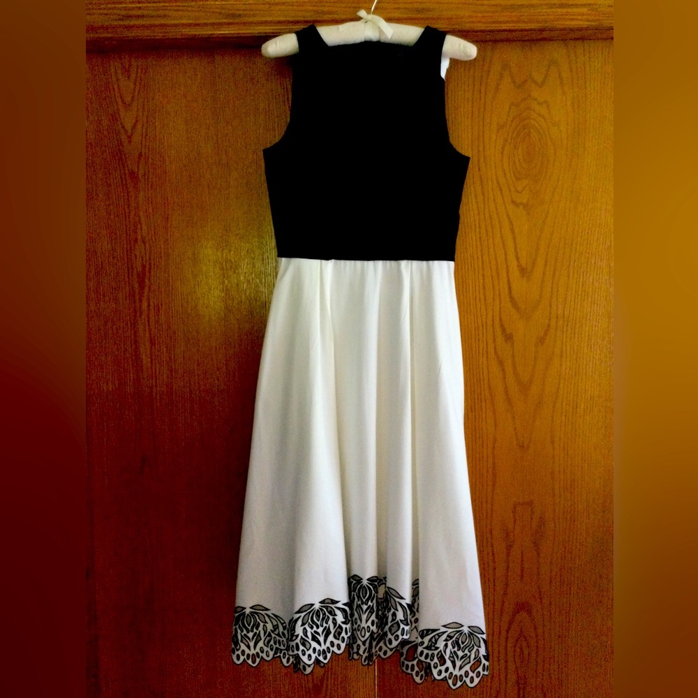 Tahari, black and white, size 4